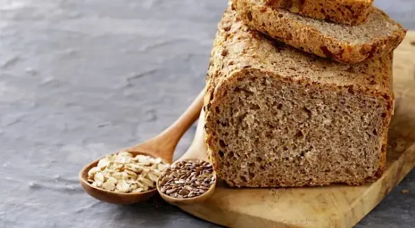 Chleb pełnoziarnisty: Kalorie, skład i dieta. Czy warto go jeść?