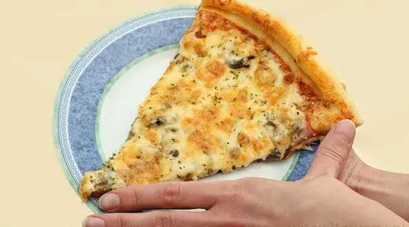 Ile kalorii ma pizza 32 cm? Od 700 do 2500 kcal! Sprawdź!