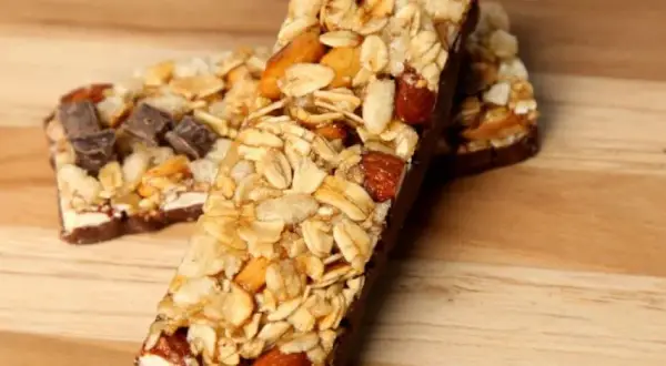 Baton proteinowy: Przed czy po treningu? Wybierz mądrze!